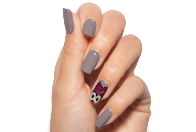 Picture of Gelish hand model modeling a nail art design