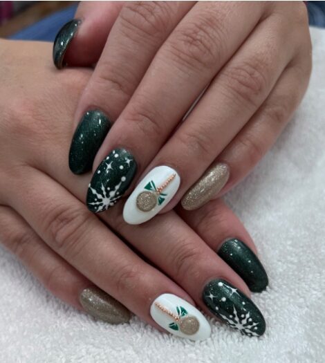 chrismas nail with green/white color